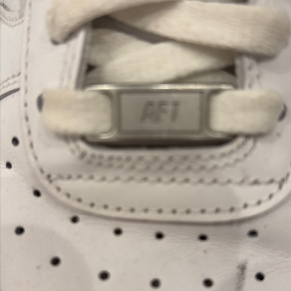 Nike Air Force 1 Women’s Triple White Sneakers 8.5 MINT CONDITION - Picture 3 of 9